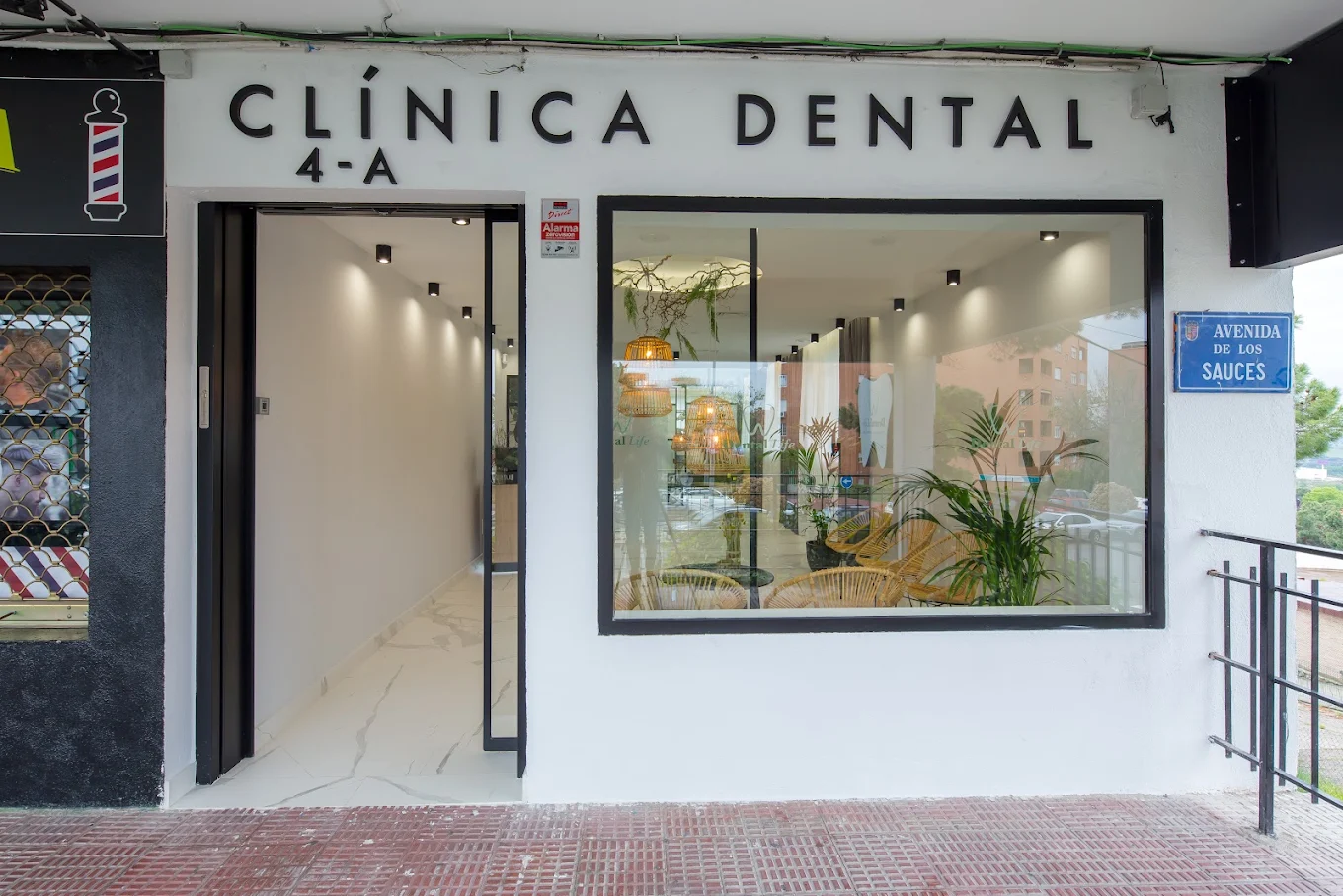 Fachada y entrada principal de Clínica Dental Life